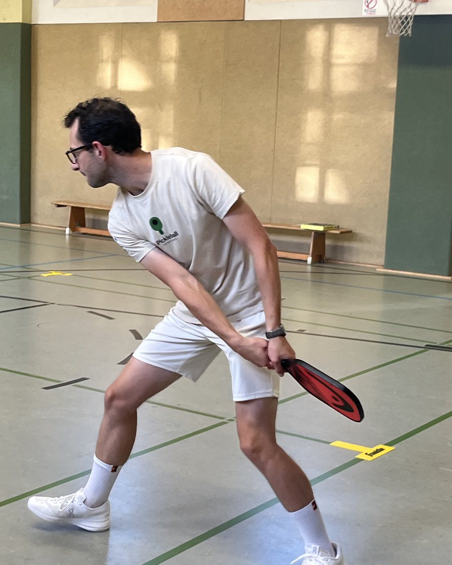 Spieler in Grundstellung beim Pickleball in der Sporthalle