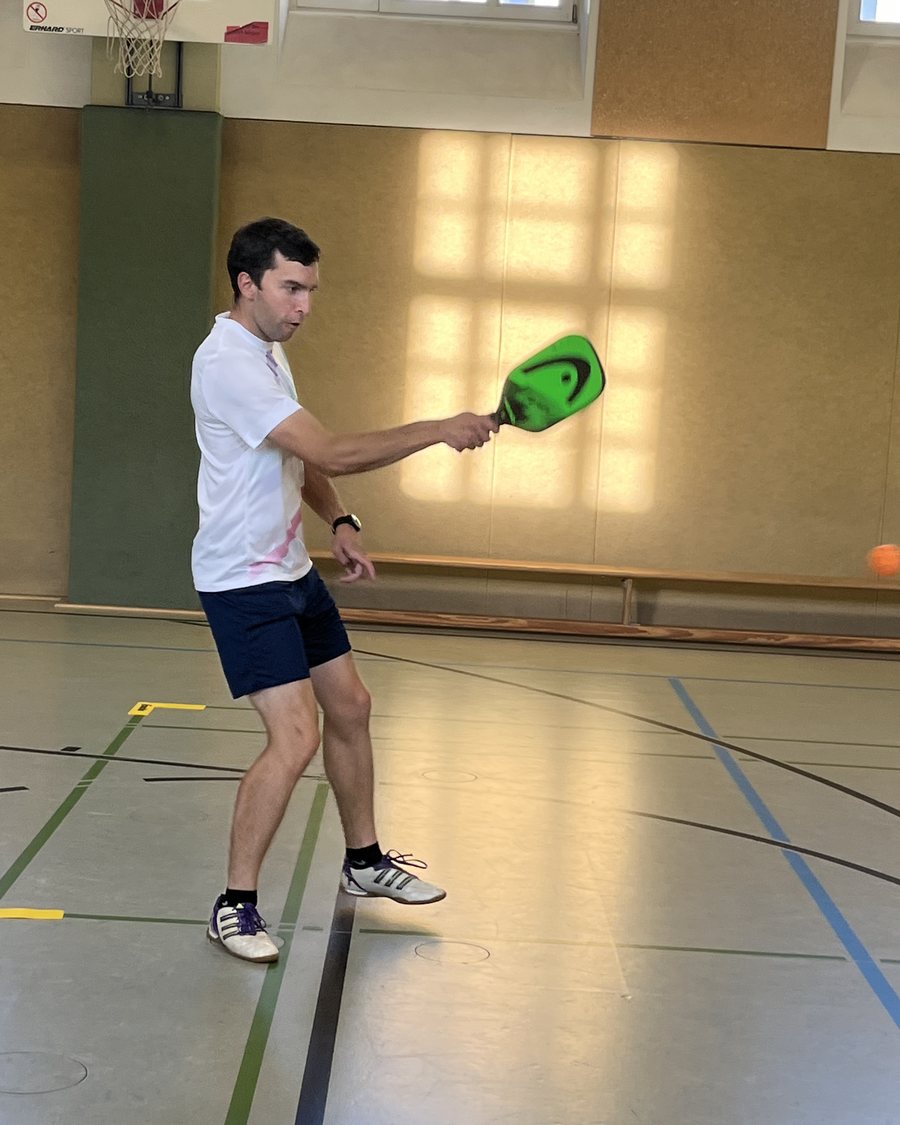 Vorhandschlag beim Pickleball in der Sporthalle